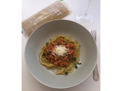 Spagetti köles tészta bolognai raguval⁣